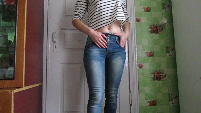 SexyAnka: Cái này dành cho ngài. Liếm nó ra khỏi chân...