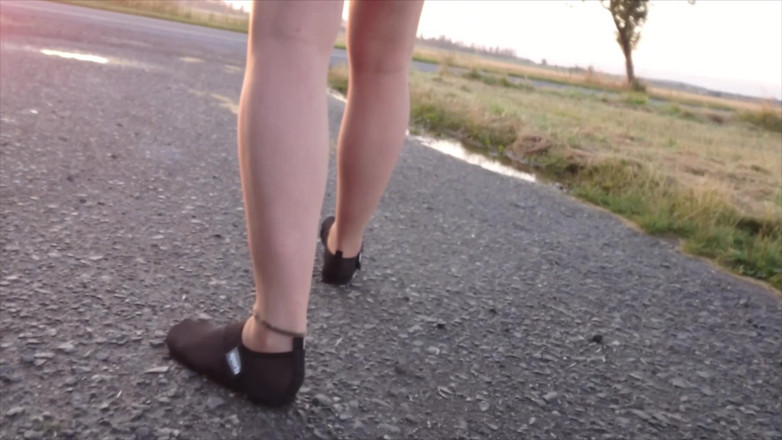 Footfetish: 밝은 팬티스타킹과 해변 신발이 웅덩이에 떨어져 있다