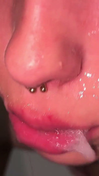 Gagging skönhet - extrem slarvig deepthroat ansiktsknull
