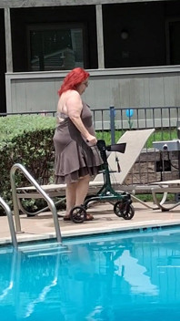Der Sommer Ist Angekommen! Zeit Für Den Ersten Besuch Am Pool, Sexy Große Krankenschwester Vicki Style!