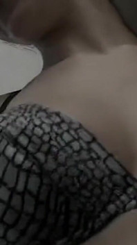 Awek blonde memancut susu semasa menjolok hingga orgasme meletup