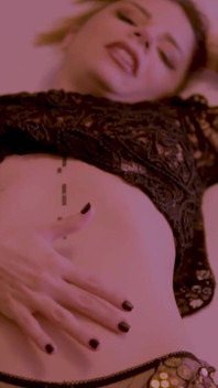 Alexa Creed'in ateşli ve seksi göbek deliği tarafından azdırıl!