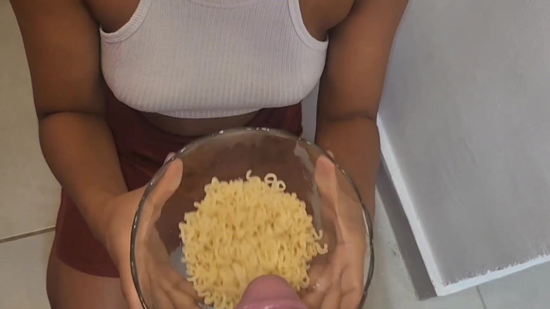 Pietro Montoya: Alimentando meu escravo mijo com macarrão experiente