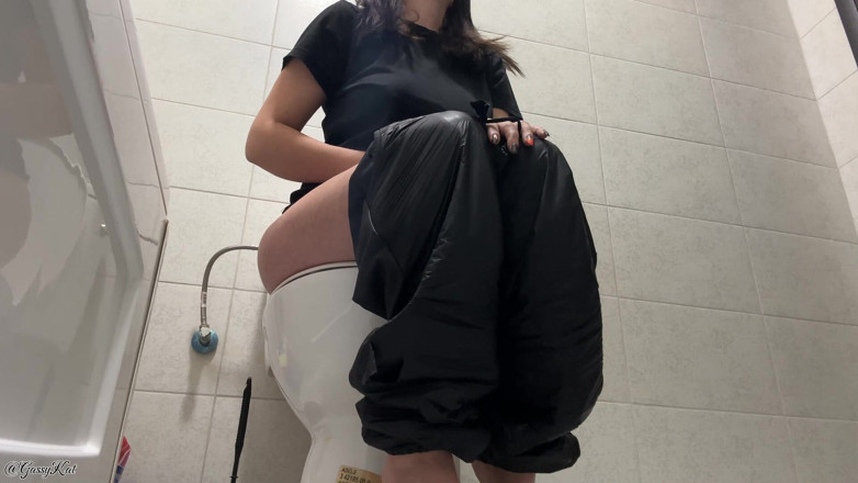 GassyKat: Crazy Toilet Farts in Black! Nipple Pops