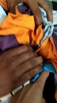 Bhabhi 发现 devar 在毯子里给她的大鸡巴撸管