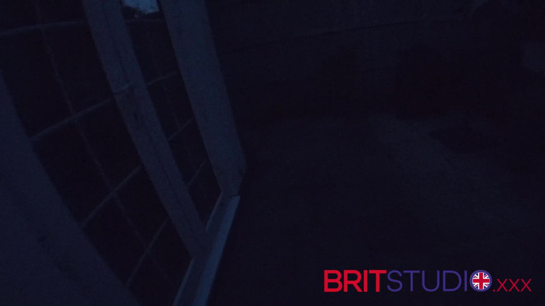 Brit Studio: 샤워하는 이웃을 지켜봐