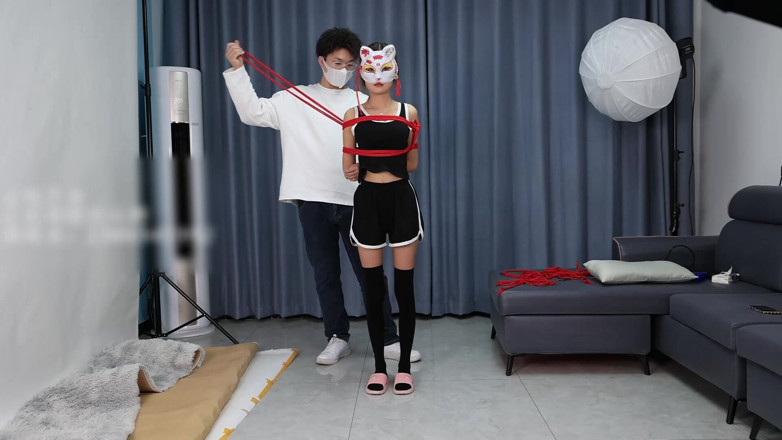 Asian bondage: แฟนสาววัยหนุ่ม สวย ผอมเพรียว และน่ารัก สวมถุงน่องสีดํา เชือกสีแดง และสายรัด