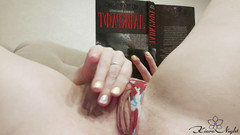 Kiara Night: Chica dedeándose mientras lee - solo caliente