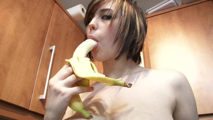 Lesbian Illusion: Ošklivá brunetka s velkými prsy si hraje s jídlem v...
