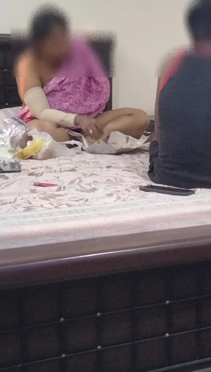 Tamil lesbian: Nahý horký čas na jídlo