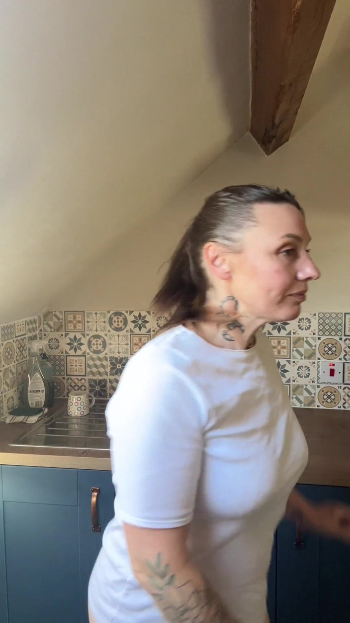 Lustful Libertines: Čůrání v kuchyňském dřezu