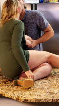 Balançando os peitos naturais, sexo duro no balcão da cozinha