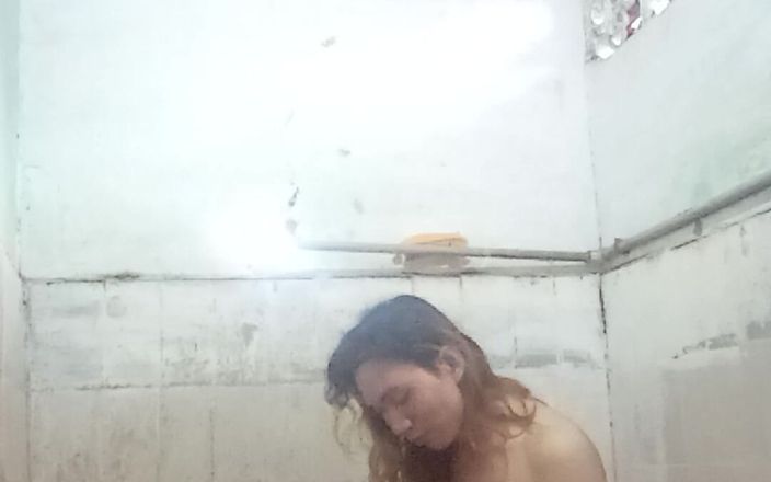 Reyna Alconer: Красива красуня у ванній кімнаті