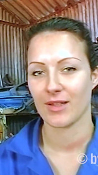 Klipy a masturbace kundičky v garáži