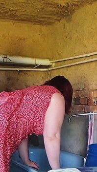 Saya mengongkek pelacur kampung betul-betul di bangsal di mana dia melakukan dobi