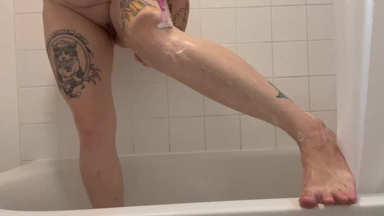 EeveeXo: Îmi rad picioarele păroase la duș