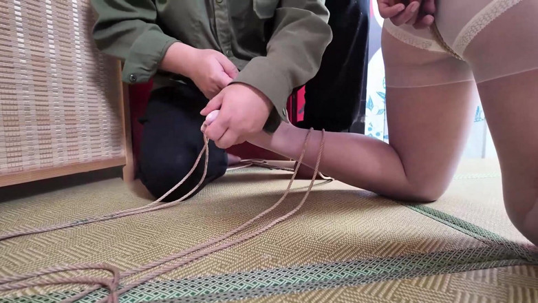Aisan girl bondage: Xr22- dívka byla svázaná ke sloupu a disciplinována.