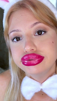 Frambuesas de lápiz labial rojo en cámara lenta