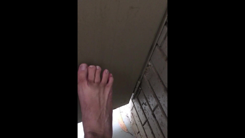 Manlyfoot: Parková toaleta - stále hledá někoho, kdo by ošukal a sál...