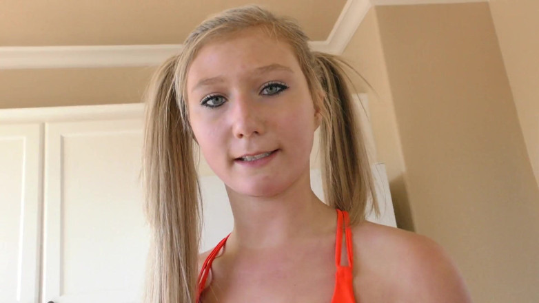 Perv Milfs n Teens: April Aniston le gusta un dedo en su culo y...