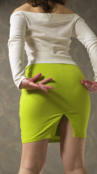 Sıkı sırt yırtmaçlı etekli amatör orta yaşlı seksi kadın görünür külot çizgisini azdırıyor
