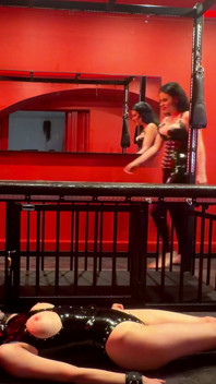 Latexová paní pošlape její sténající sub