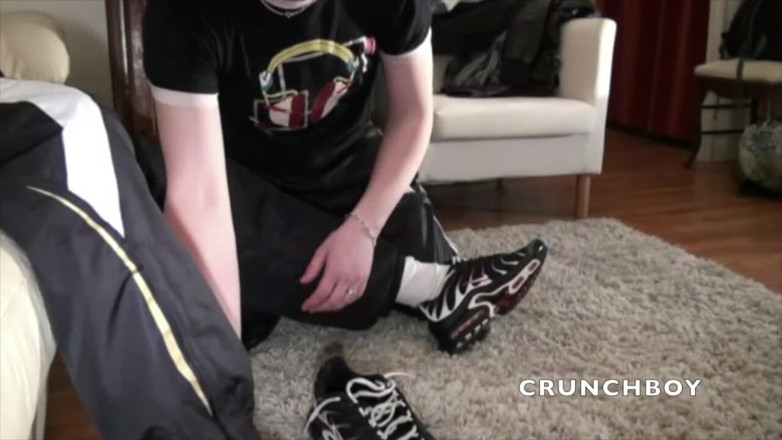 Sneaker gay: Шлюшка унижает sby чешуйчатого паренька с доминированием ступнями