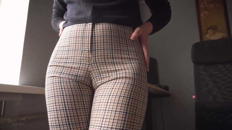 Teasecombo 4K: Шаловливая коллега соблазняет и отказывает в верблюжьей лапке