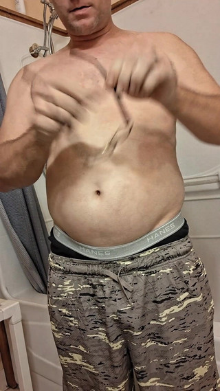 DubeSnackes: Dubesnackes、時間を見せて石鹸を塗ったり、セクシーな体をこすったり。