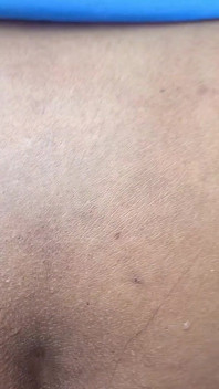 我住在丛林中的小屋里，当我去溪流洗澡时，一个奇怪的男人走近我