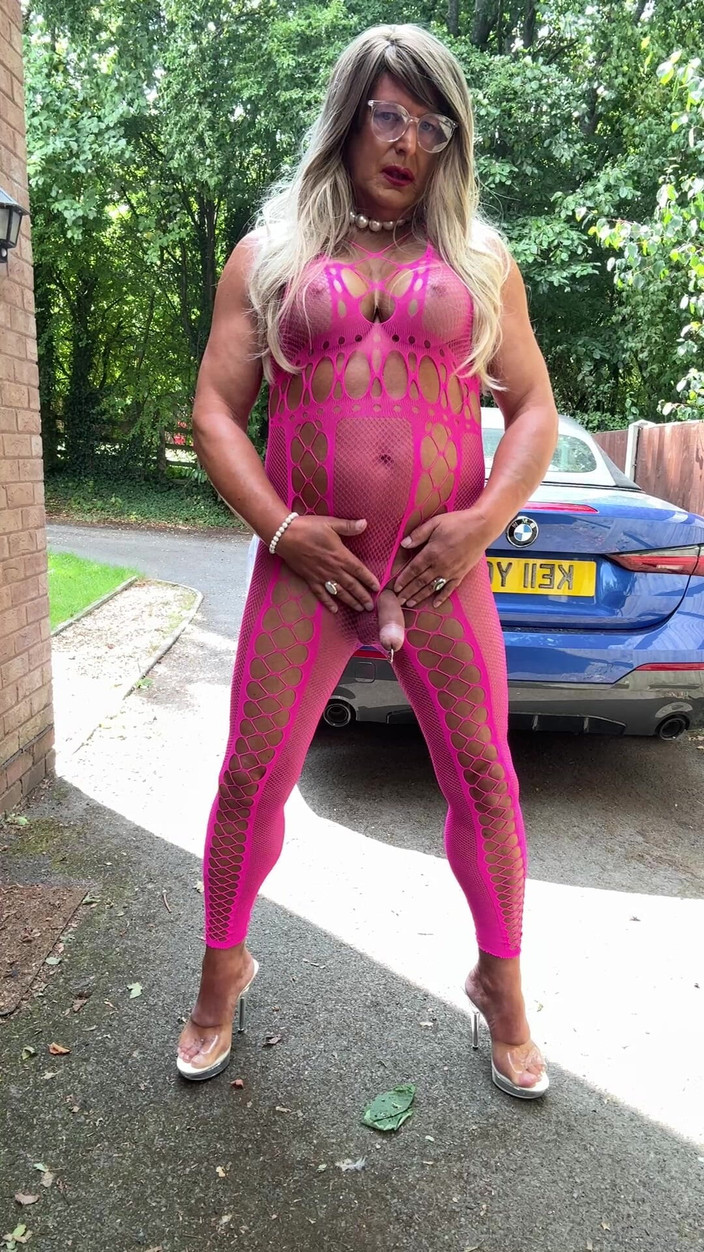 Kellycd2022: गुलाबी फिशनेट कैटसूट और हील्स में सेक्सी क्रॉसड्रेसर kellycd2022