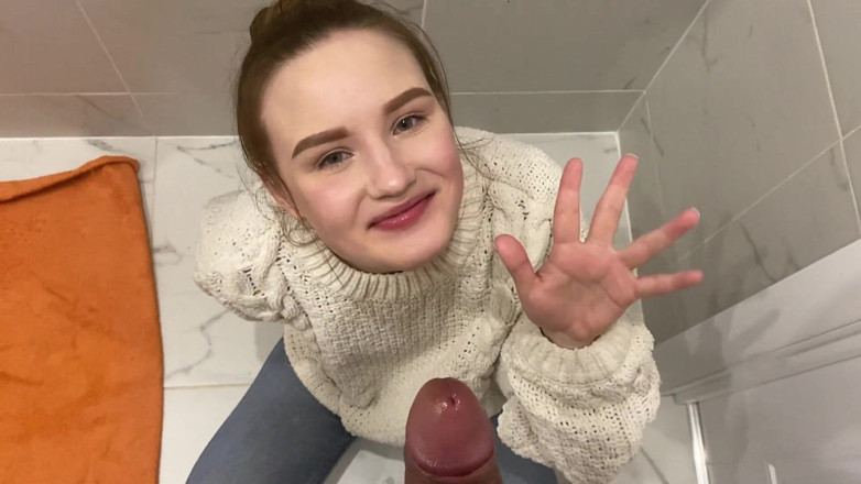 LeoCasanova: Perempuan jalang 18 tahun menunjukkan kepada saya di mana tandas, menghisap...