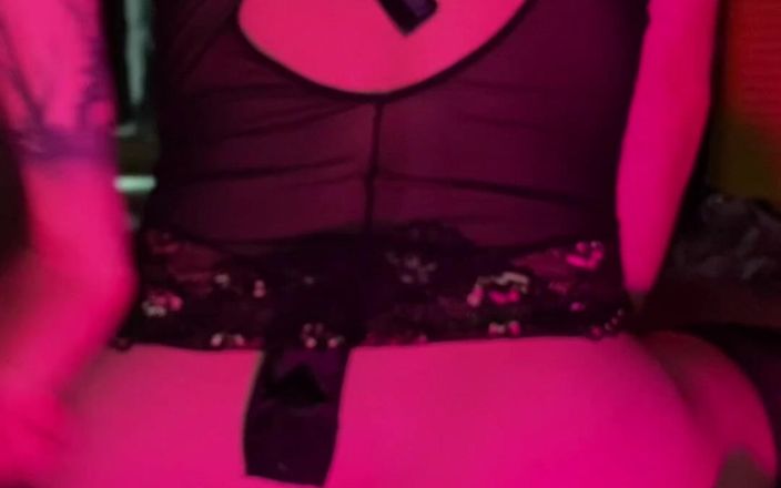 YourSissyDi: Mariquita monta en consolador corre dos veces y come esto