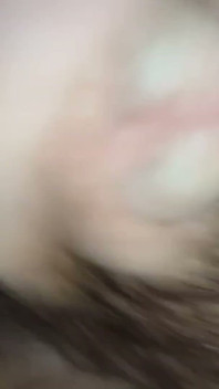 Un femboy natural adorable salta sobre una espiga y se corre en la cámara