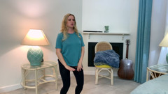 Erin Electra: Üvey oğul üvey annesinin egzersiz videosu çekmesinde yardımcı oluyor