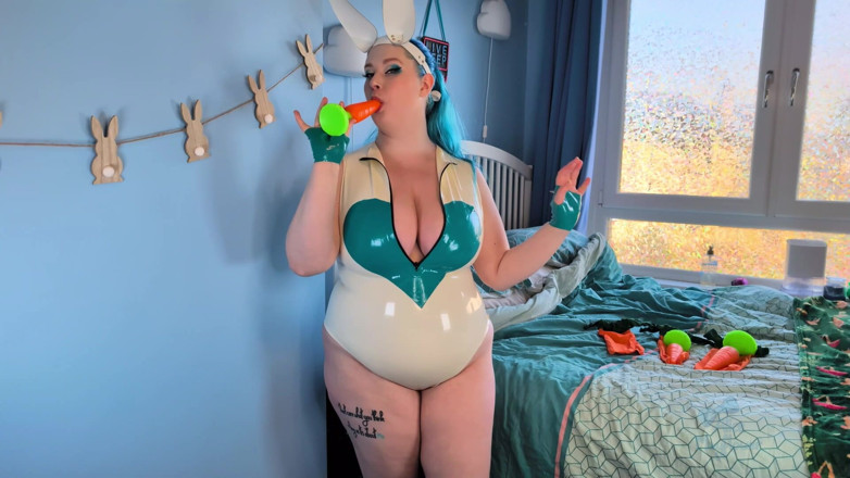 Alice_Mayflower_Scottish: Une lapin squirte et se fait sodomiser - fille solo