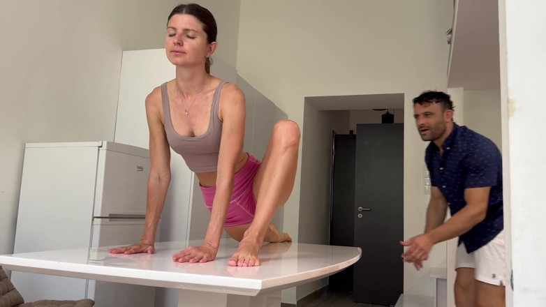 Gina Gerson: Sinnliches hardcore-joga auf dem tisch