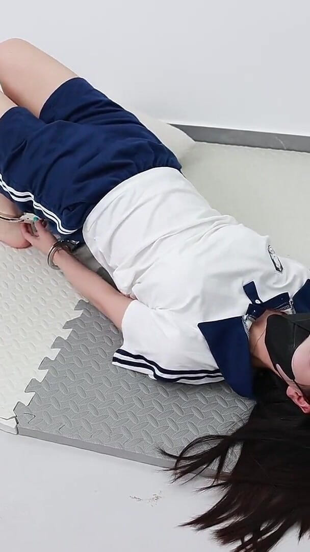 Asian bondage: In einem Paarspiel muss die Freundin unter den Einschränkungen von...