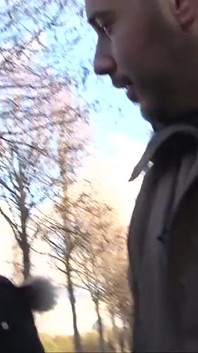 Charlie, studiując socjologę, lubi się ostro pieprzyć i połykać spermę