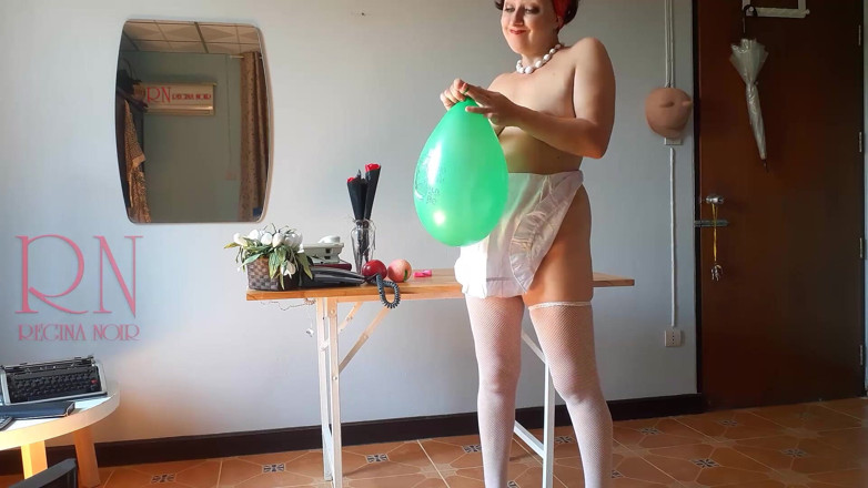 Regina Noir: Kantoorobsessie, de naakte secretaresse op kantoor met witte schort pijpt...