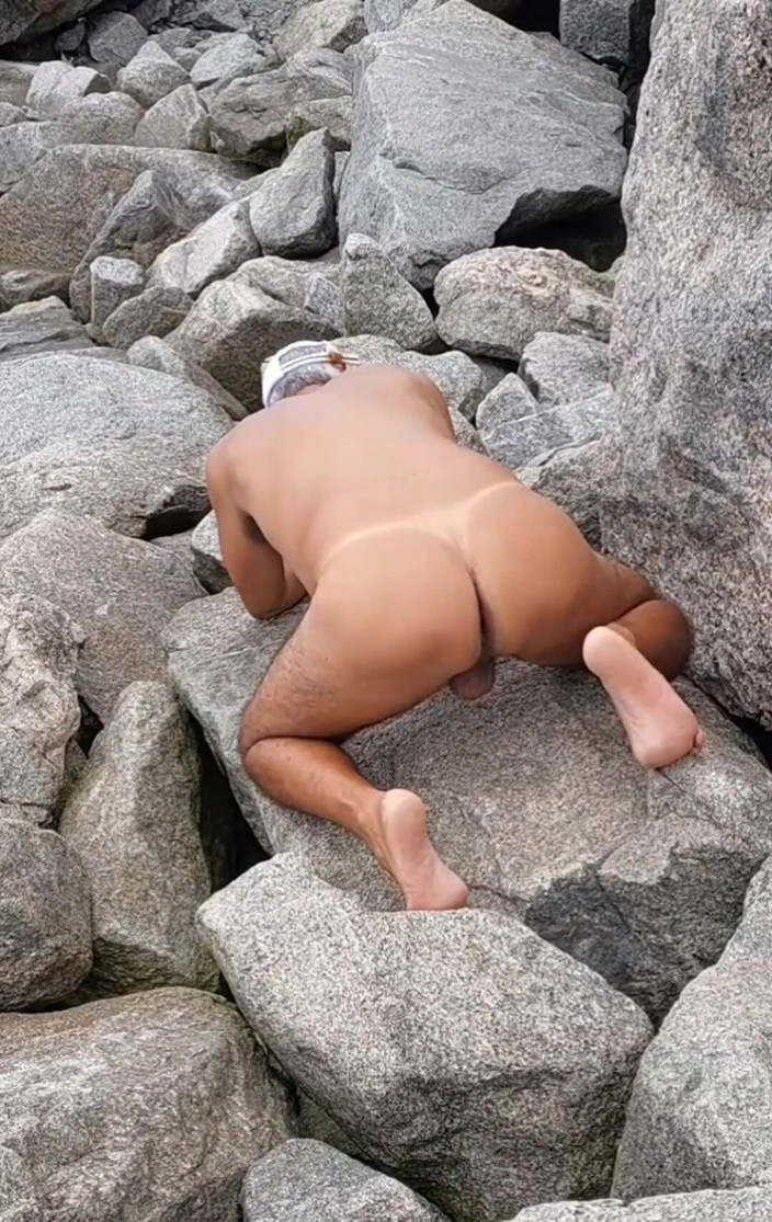 Ladysilvas: レディシルバが裸で、日焼けしたお尻を日焼けラインで見せています