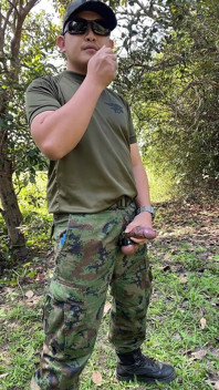 Nadržená Solider Thai Honí a stříká v práci