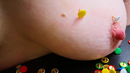 Bouncy Tits Action: Tlač mi bradavky do palce