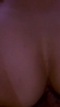 Rondborstige rijpe brunette milf neemt het diep