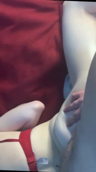 Lei offre il suo bel culetto al suo ragazzo per farsi scopare la figa come si fa bene