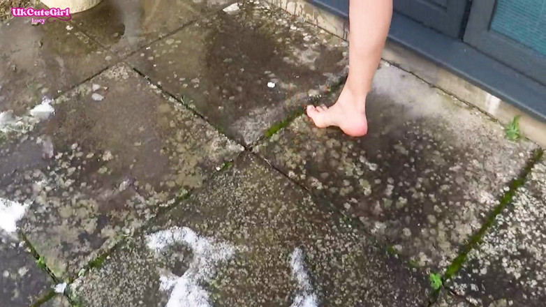 UKCuteGirl Lucy Lauren: Barefeet in the Snow Naked Girl’s Freezing Feet Challenge
