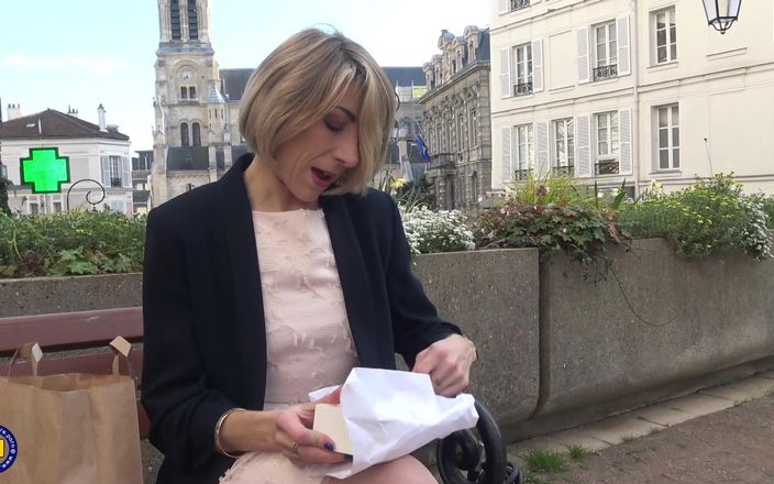 Mature NL: この野生のフランスのママは、彼女のお尻を突っ込んだ大きなハードコックを懇願しています