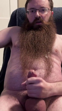 Bärtiges junges mädchen, großer cumshot