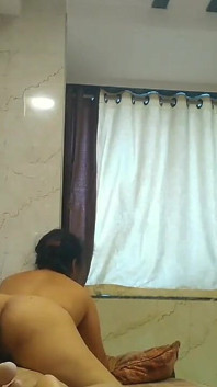 La cameriera indiana seduce il proprietario di casa mentre sua moglie al lavoro
