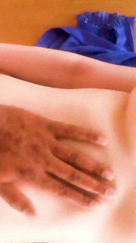 Studentessa universitaria minuta di 18 anni scopa la coinquilina della BBC mentre il suo ragazzo dorme accanto a lei - Ingoiatore di sperma rischioso e traditore